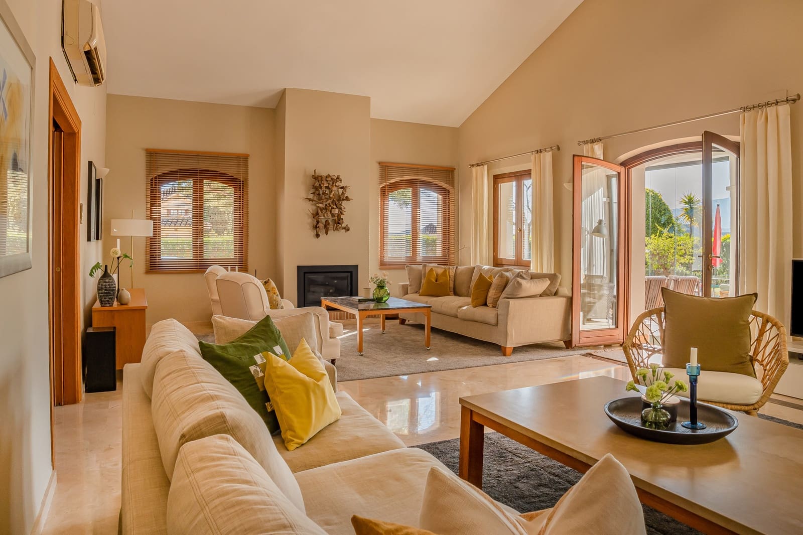 4 bedroom Villa for sale in Benahavis with pool garage - € 2,350,000 (Ref: 9758770)