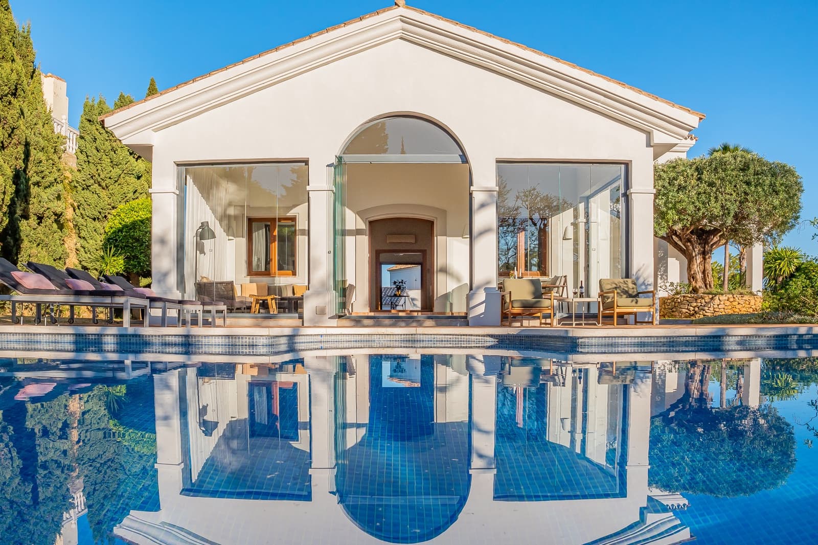 4 bedroom Villa for sale in Benahavis with pool garage - € 2,350,000 (Ref: 9758770)