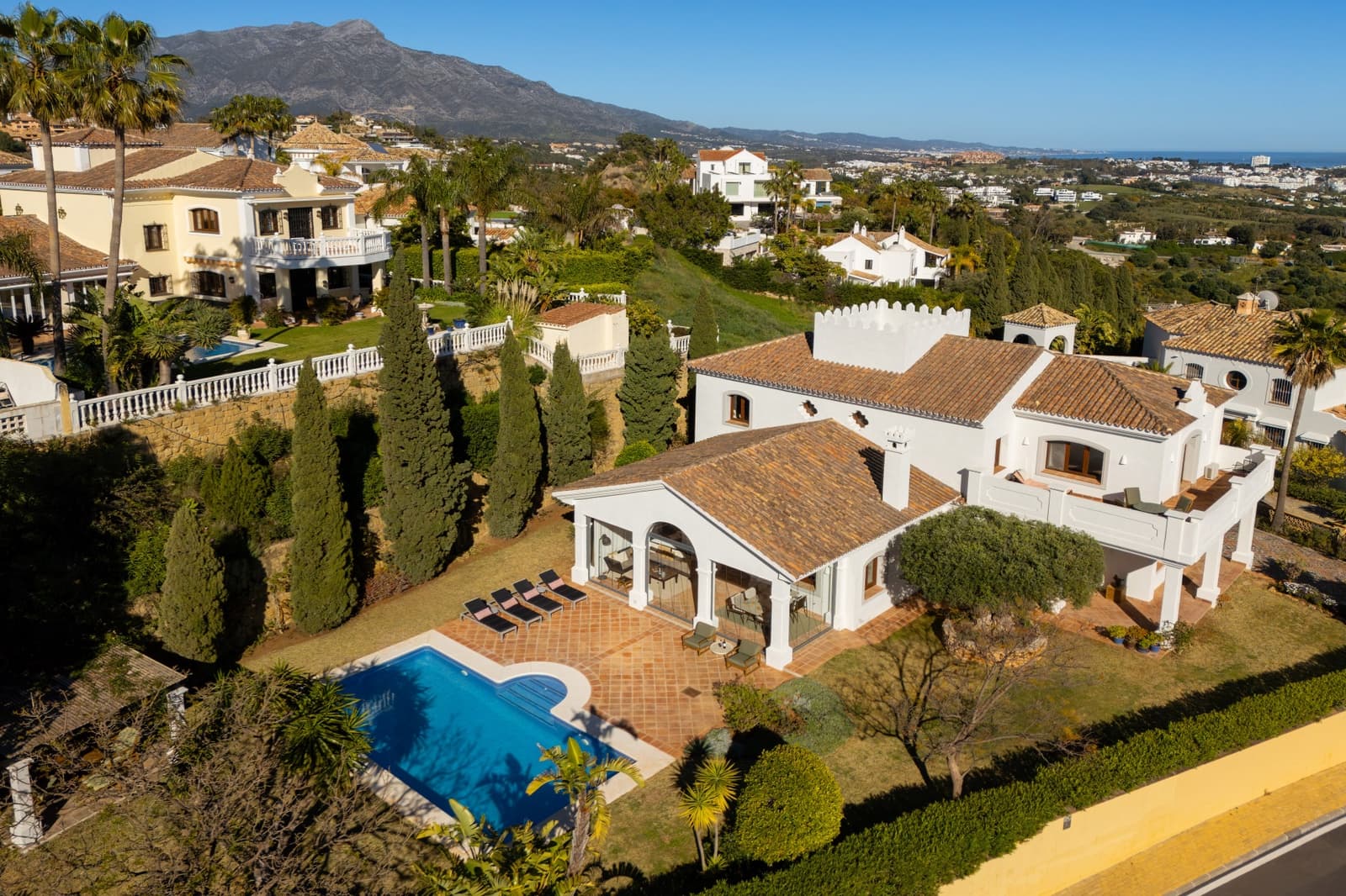 4 bedroom Villa for sale in Benahavis with pool garage - € 2,350,000 (Ref: 9758770)