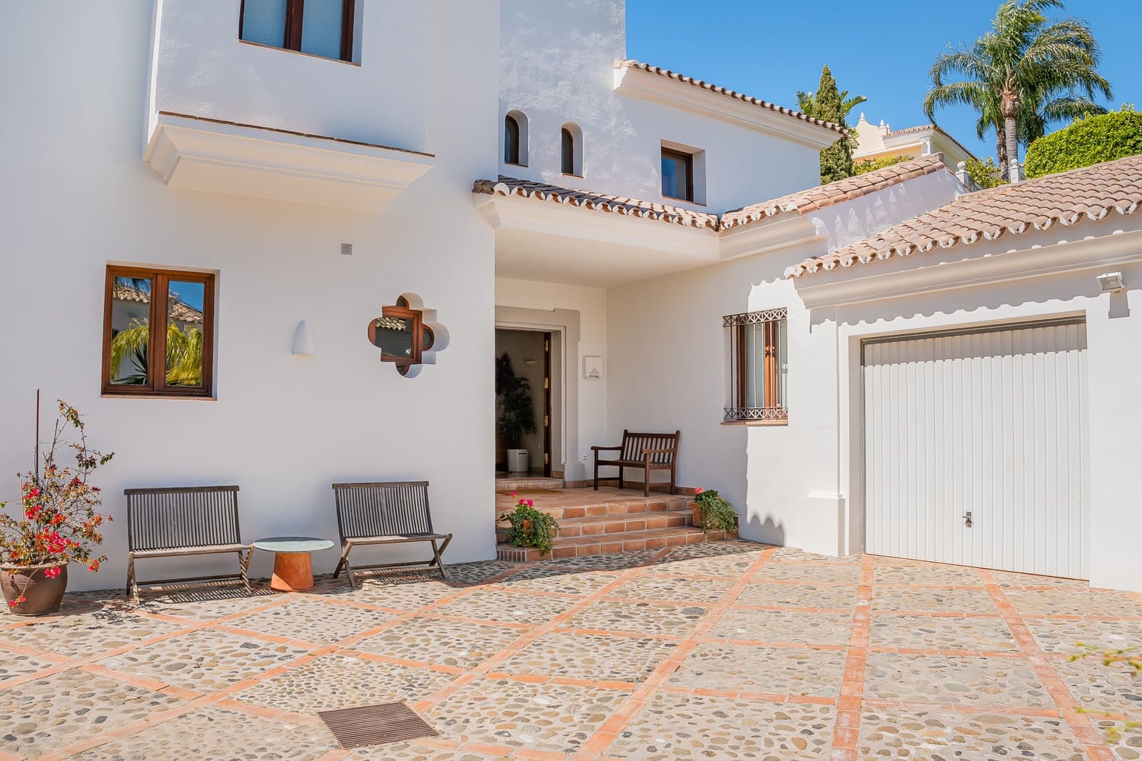 4 bedroom Villa for sale in Benahavis with pool garage - € 2,350,000 (Ref: 9758770)
