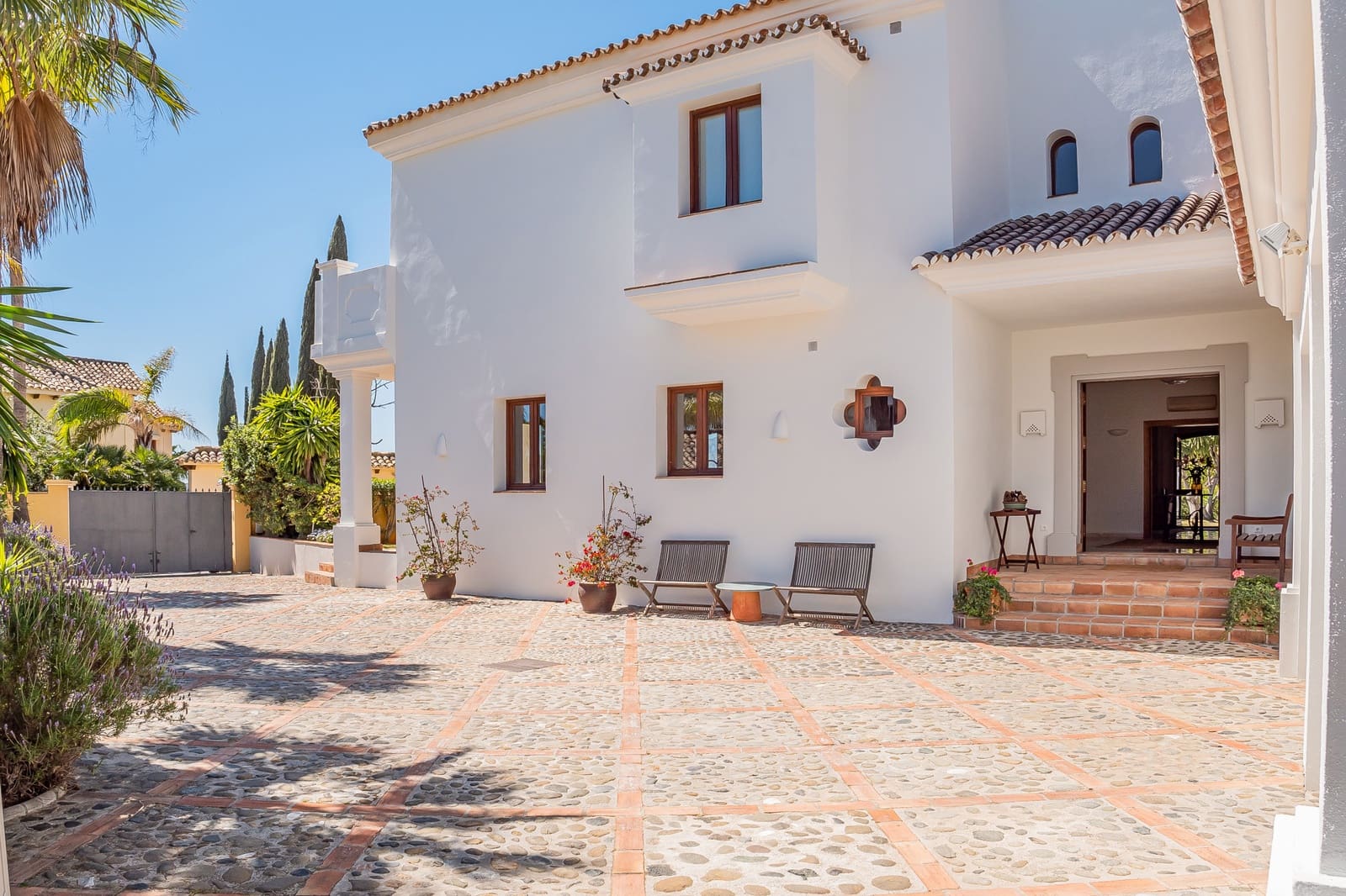 4 bedroom Villa for sale in Benahavis with pool garage - € 2,350,000 (Ref: 9758770)