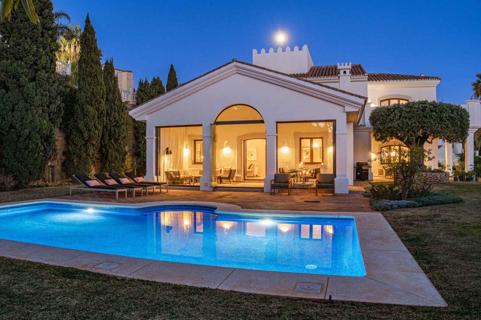 4 bedroom Villa for sale in Benahavis with pool garage - € 2,350,000 (Ref: 9758770)