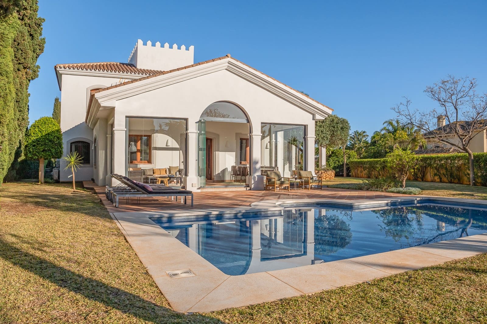 4 bedroom Villa for sale in Benahavis with pool garage - € 2,350,000 (Ref: 9758770)