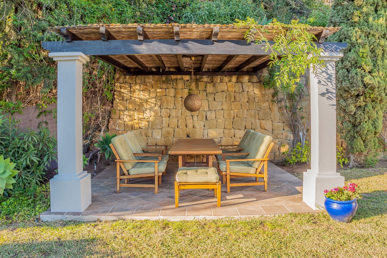 4 bedroom Villa for sale in Benahavis with pool garage - € 2,350,000 (Ref: 9758770)