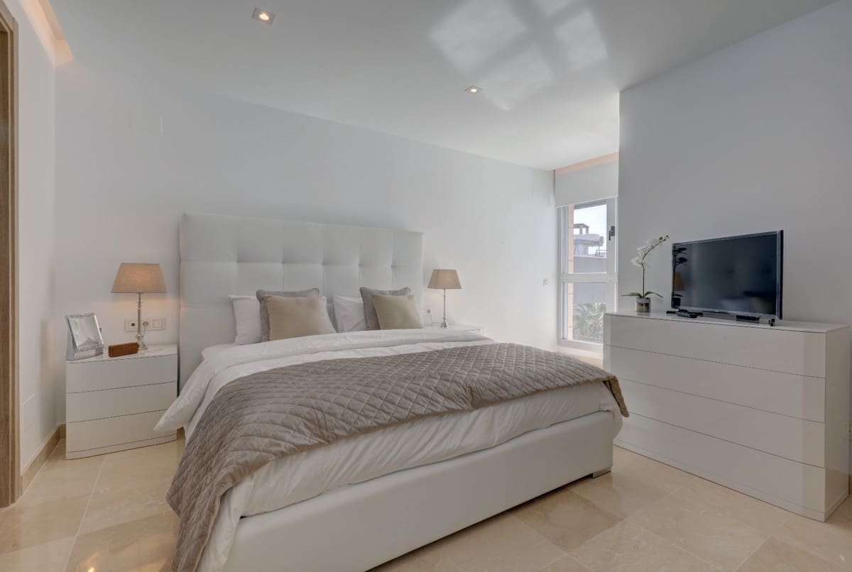 3 soverom Penthouse til salgs i Nueva Andalucia med svømmebasseng garasje - € 1 180 000 (Ref: 9780420)