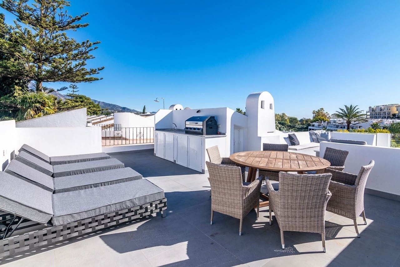 3 bedroom Penthouse for sale in Nueva Andalucia with pool garage - € 1,025,000 (Ref: 9783178)