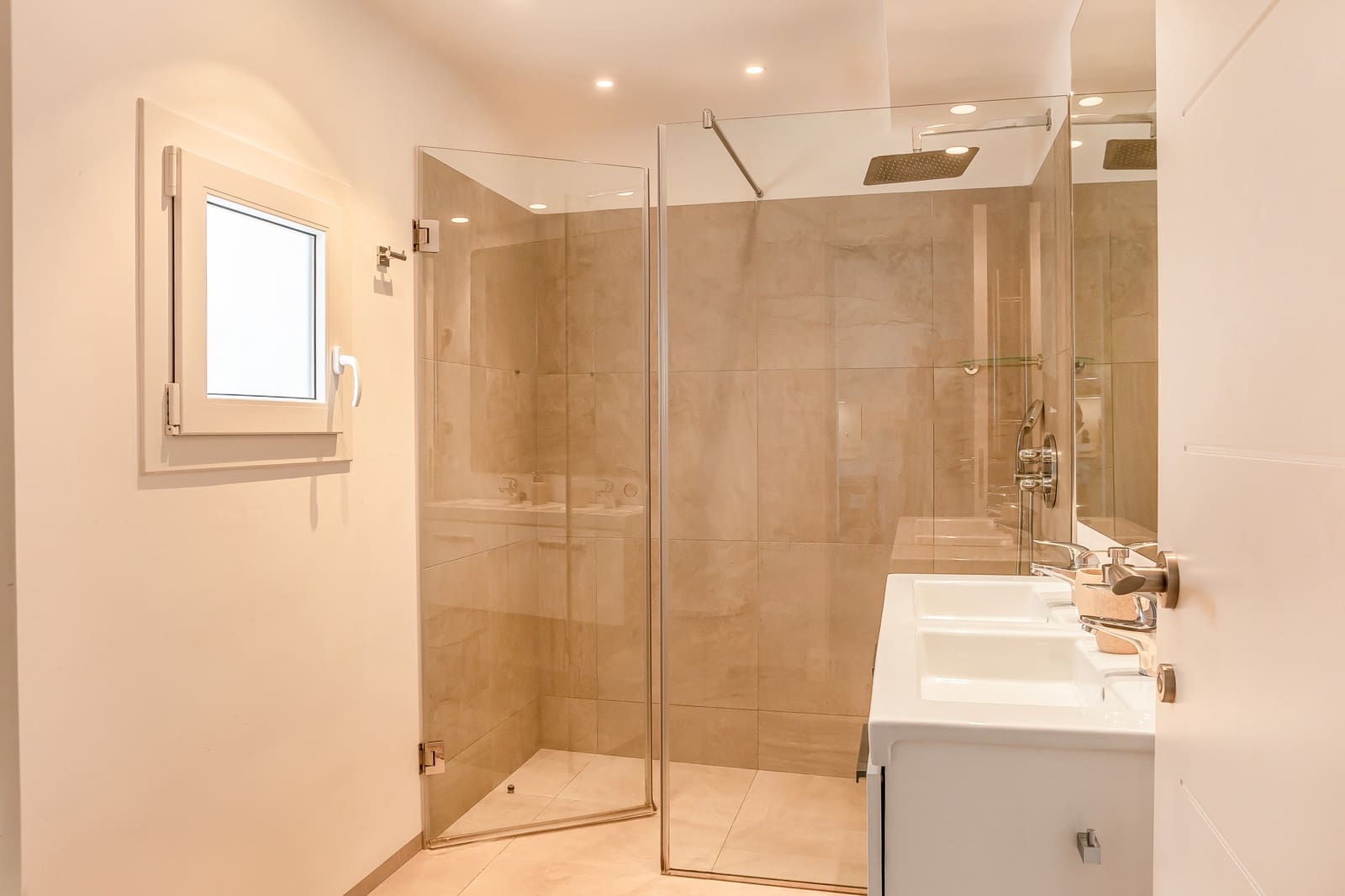 3 sypialnia Apartament na sprzedaż w Marbella z basenem garażem - 1 385 000 € (Ref: 9783669)