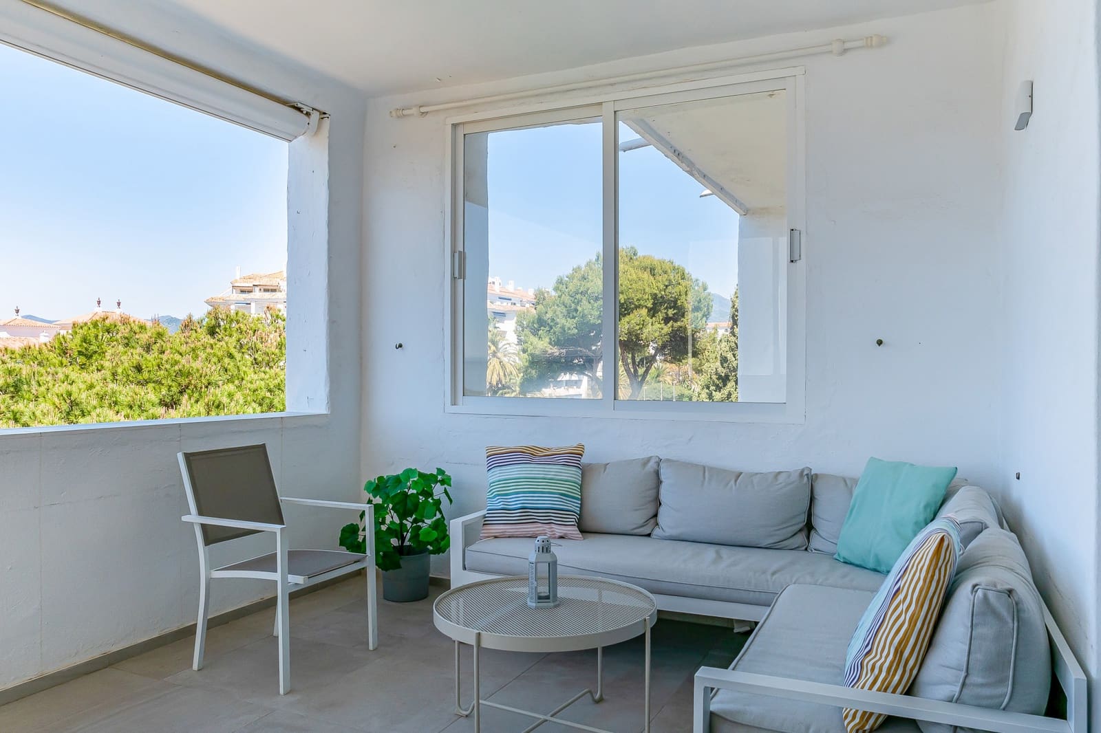 3 sypialnia Apartament na sprzedaż w Marbella z basenem garażem - 1 385 000 € (Ref: 9783669)