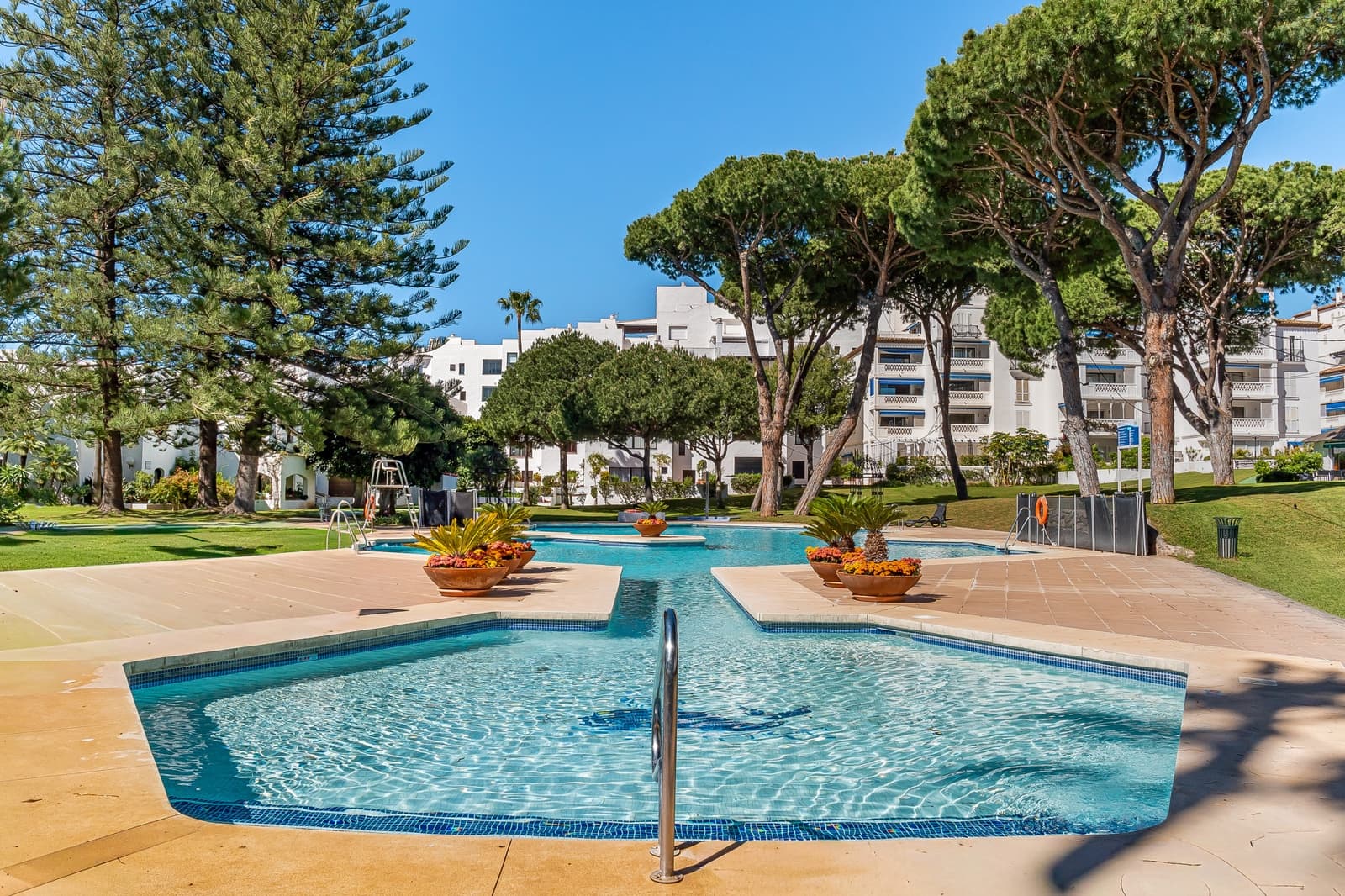 3 sypialnia Apartament na sprzedaż w Marbella z basenem garażem - 1 385 000 € (Ref: 9783669)