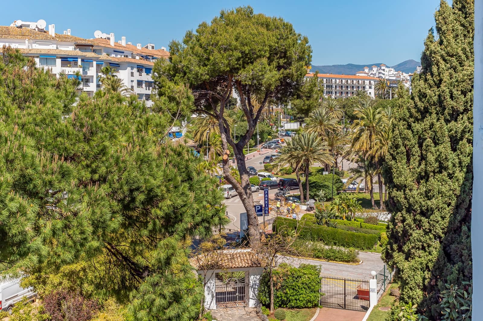 3 sypialnia Apartament na sprzedaż w Marbella z basenem garażem - 1 385 000 € (Ref: 9783669)