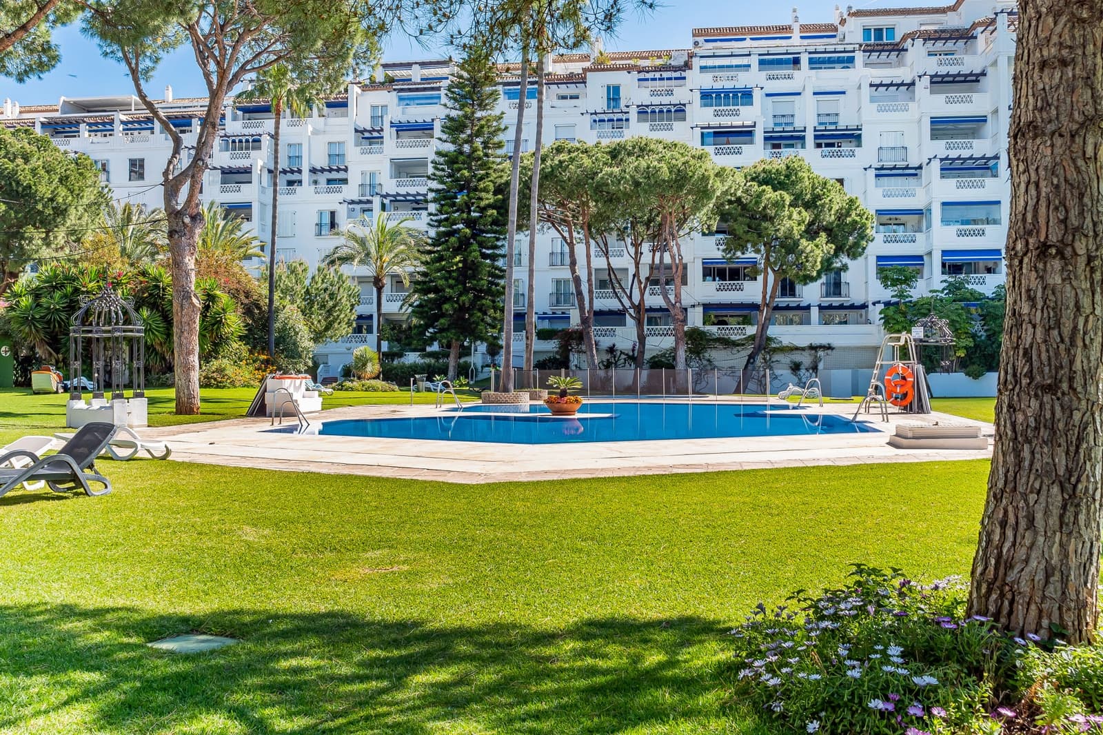 3 sypialnia Apartament na sprzedaż w Marbella z basenem garażem - 1 385 000 € (Ref: 9783669)