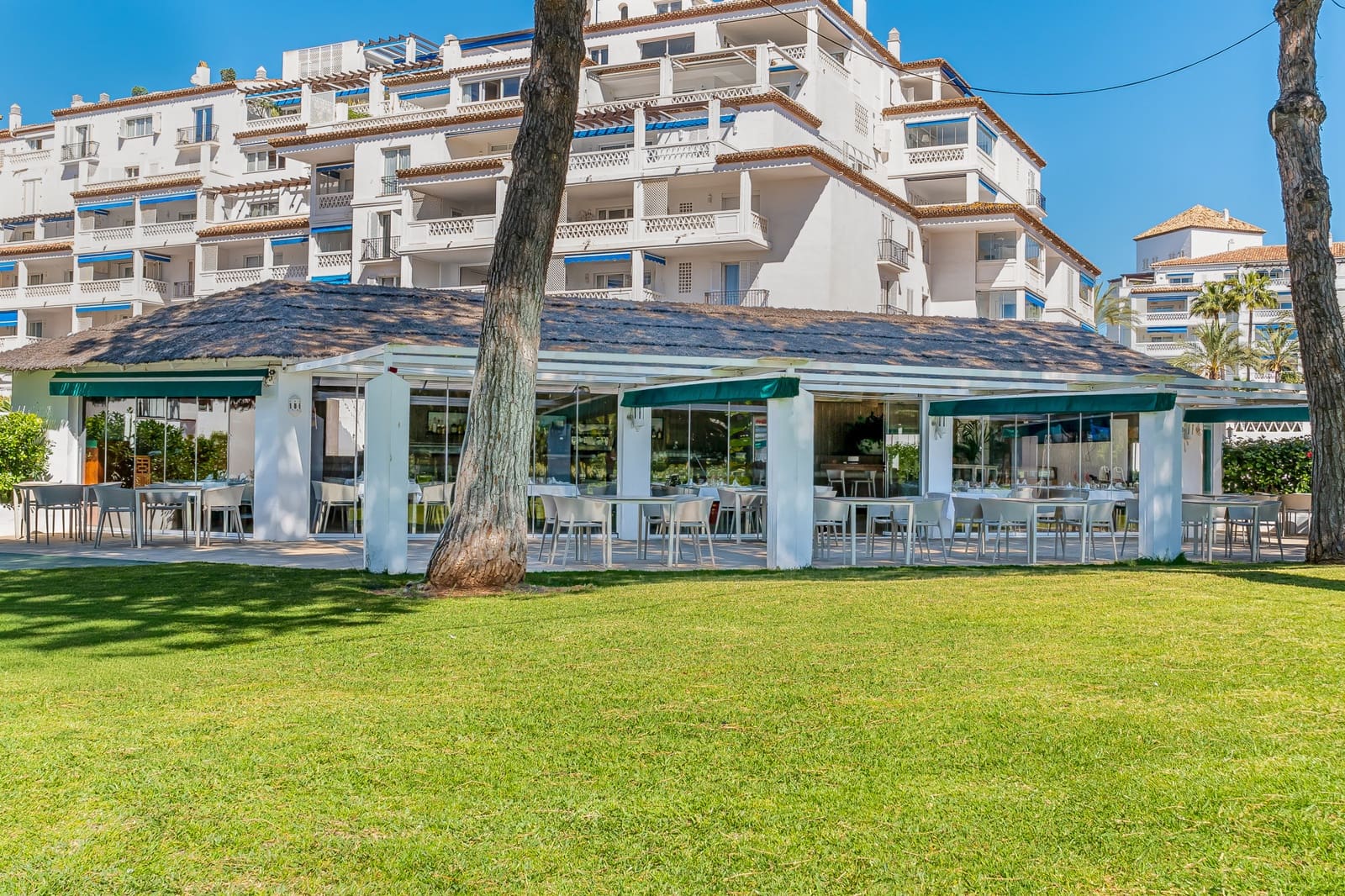 3 sypialnia Apartament na sprzedaż w Marbella z basenem garażem - 1 385 000 € (Ref: 9783669)