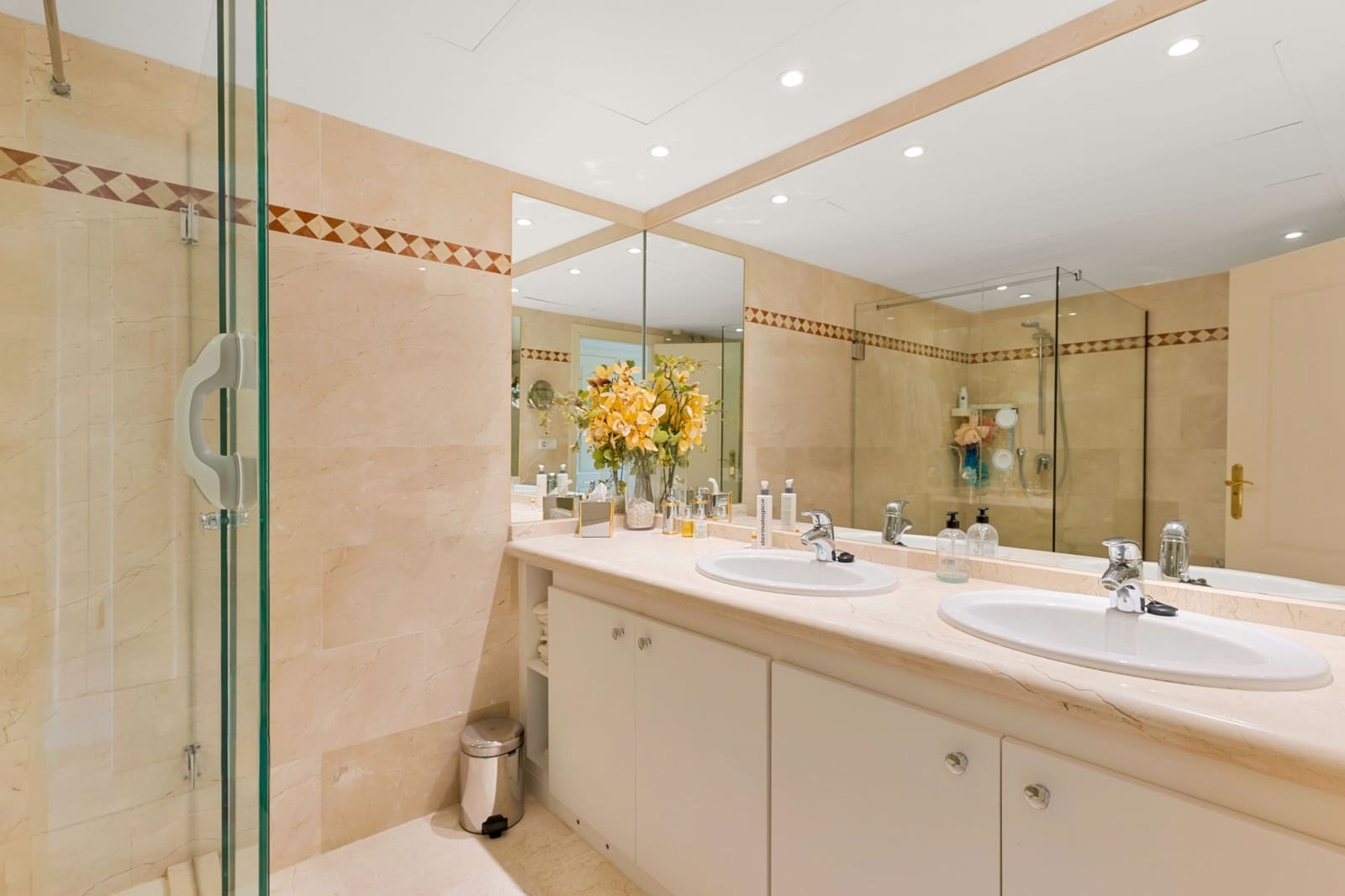 2 soverom Leilighet til salgs i Marbella med svømmebasseng garasje - € 779 000 (Ref: 9788267)