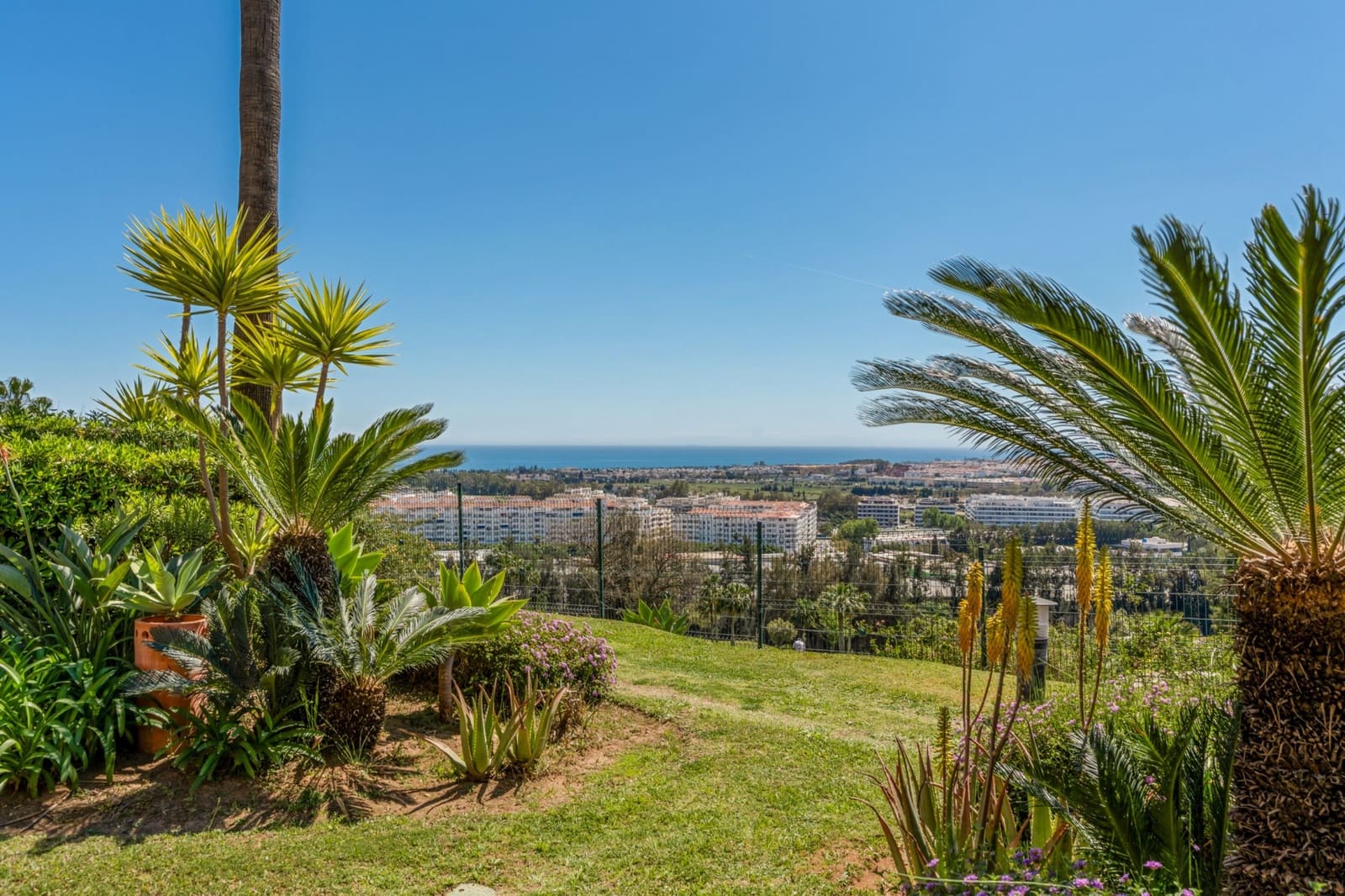 2 soverom Leilighet til salgs i Marbella med svømmebasseng garasje - € 779 000 (Ref: 9788267)