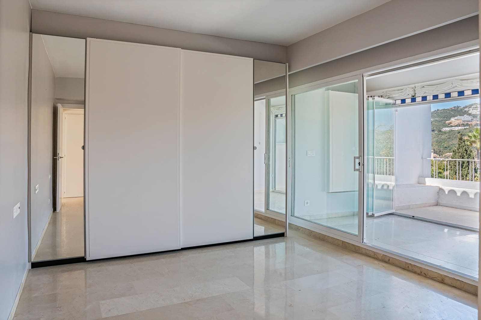 3 chambre Penthouse à vendre à Marbella avec piscine garage - 1 080 000 € (Ref: 9788268)