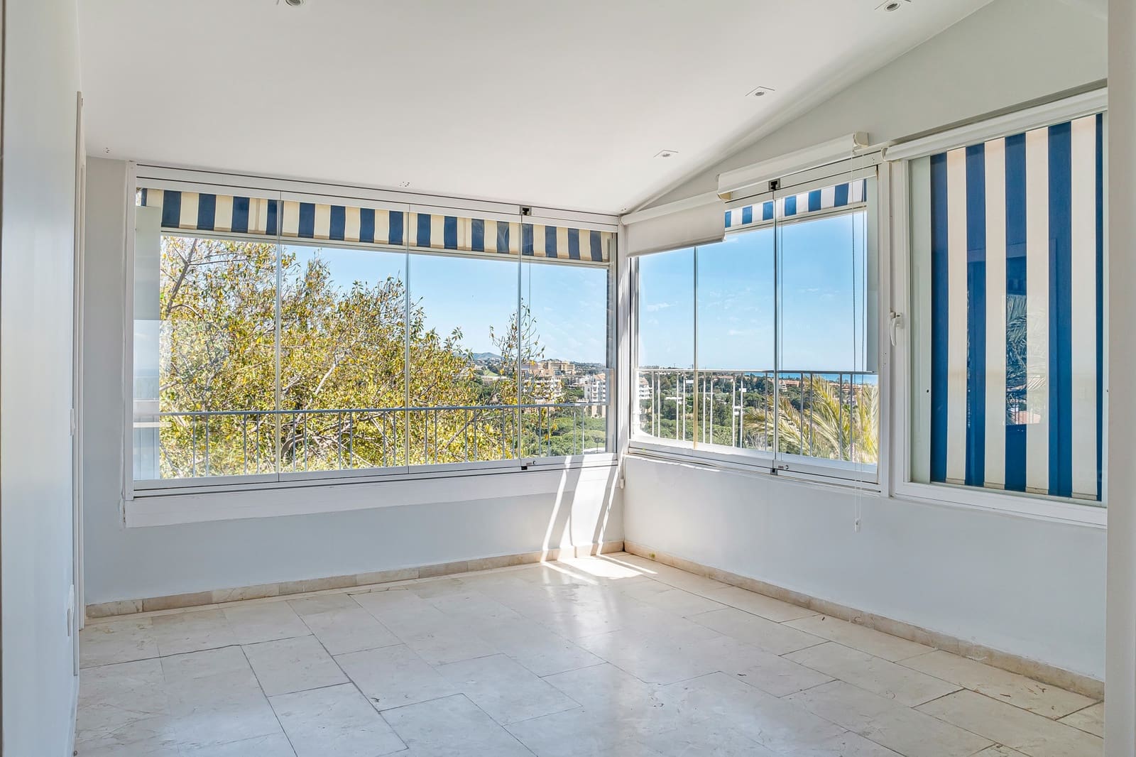 3 chambre Penthouse à vendre à Marbella avec piscine garage - 1 080 000 € (Ref: 9788268)