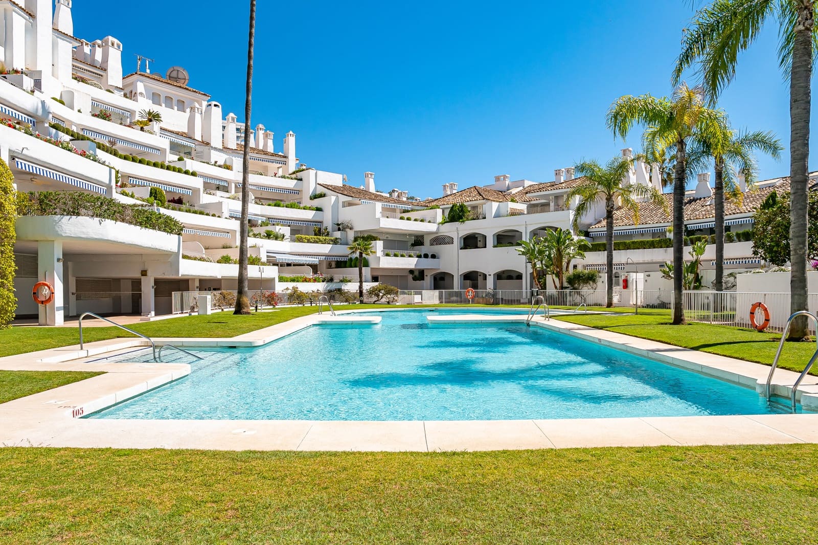 3 chambre Penthouse à vendre à Marbella avec piscine garage - 1 080 000 € (Ref: 9788268)
