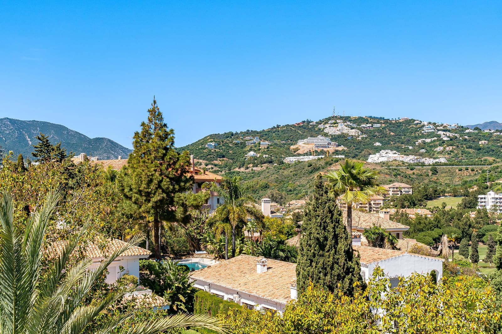 3 chambre Penthouse à vendre à Marbella avec piscine garage - 1 080 000 € (Ref: 9788268)