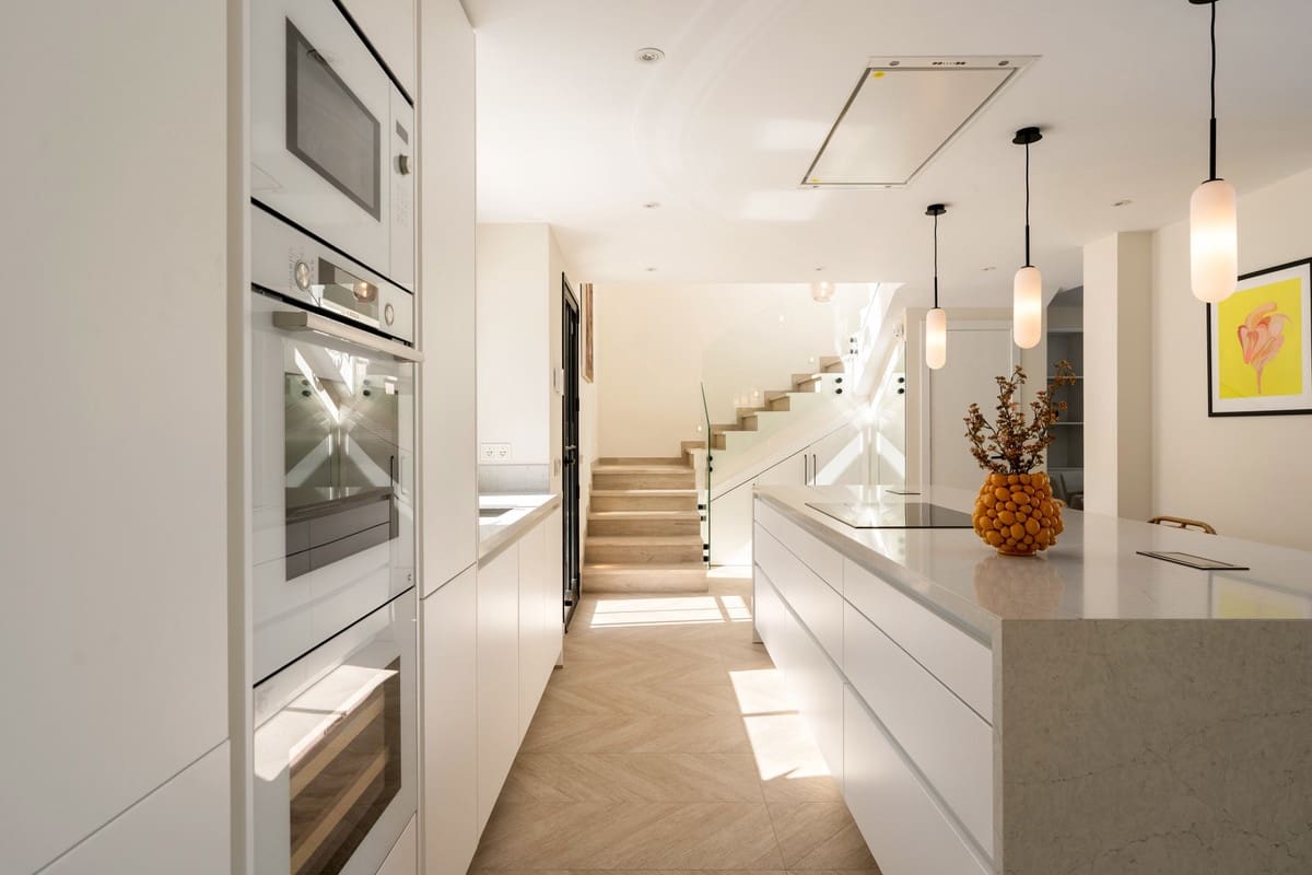 4 sypialnia Willa na sprzedaż w Nueva Andalucia z basenem garażem - 3 250 000 € (Ref: 9790884)