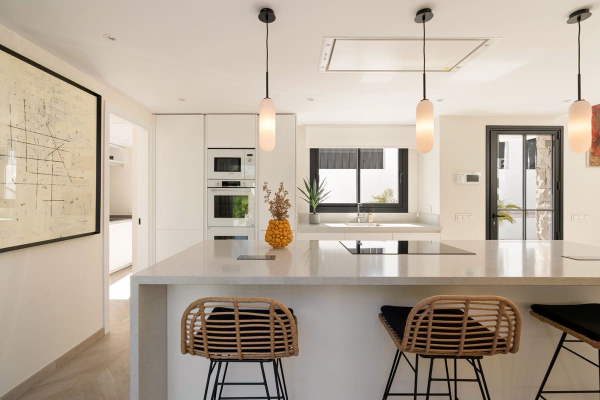 4 sypialnia Willa na sprzedaż w Nueva Andalucia z basenem garażem - 3 250 000 € (Ref: 9790884)