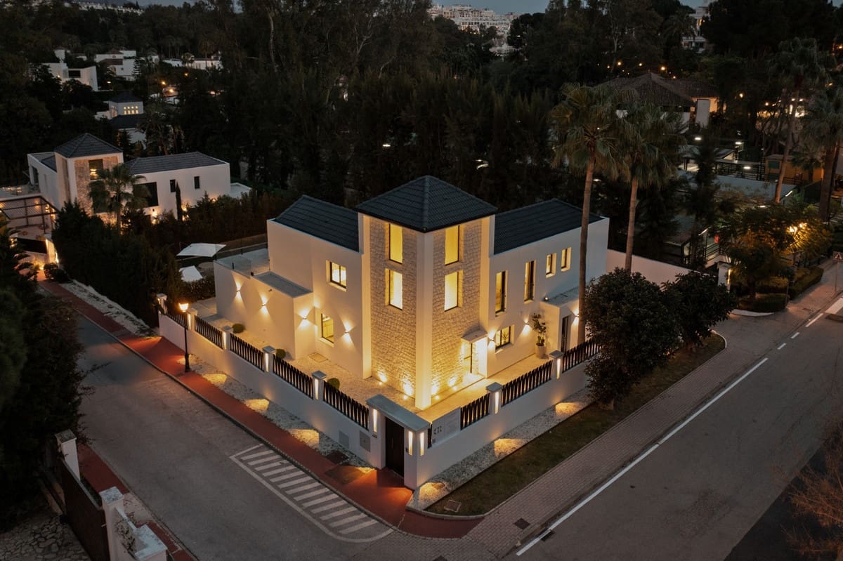 4 sypialnia Willa na sprzedaż w Nueva Andalucia z basenem garażem - 3 250 000 € (Ref: 9790884)