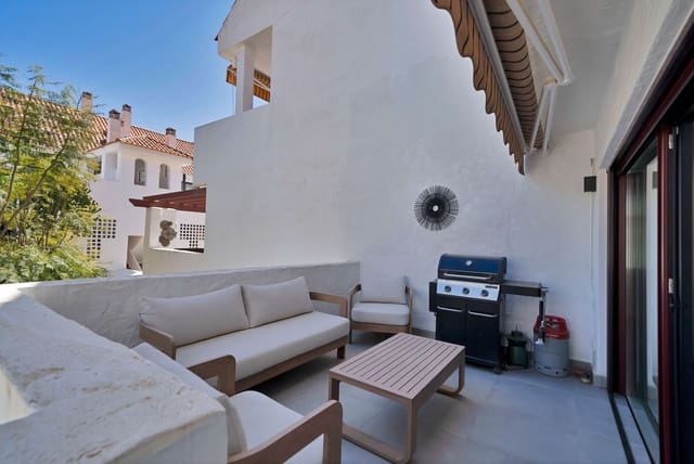 3 sovrum Lägenhet till salu i Nueva Andalucia, Marbella med garage - 850 000 € (Ref: 9796937)