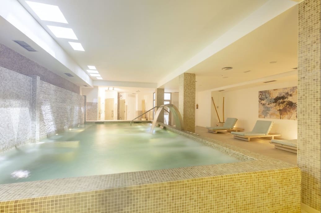 2 sypialnia Apartament na sprzedaż w Marbella z basenem garażem - 475 000 € (Ref: 9799068)