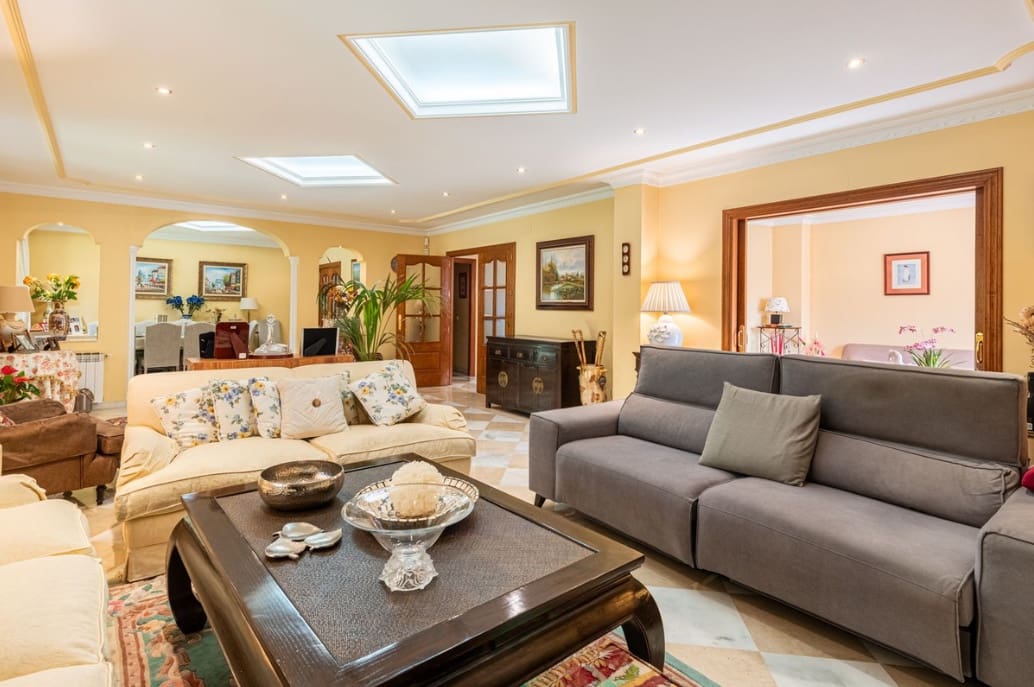 5 bedroom Villa for sale in Marbella with pool garage - € 3,850,000 (Ref: 9804162)