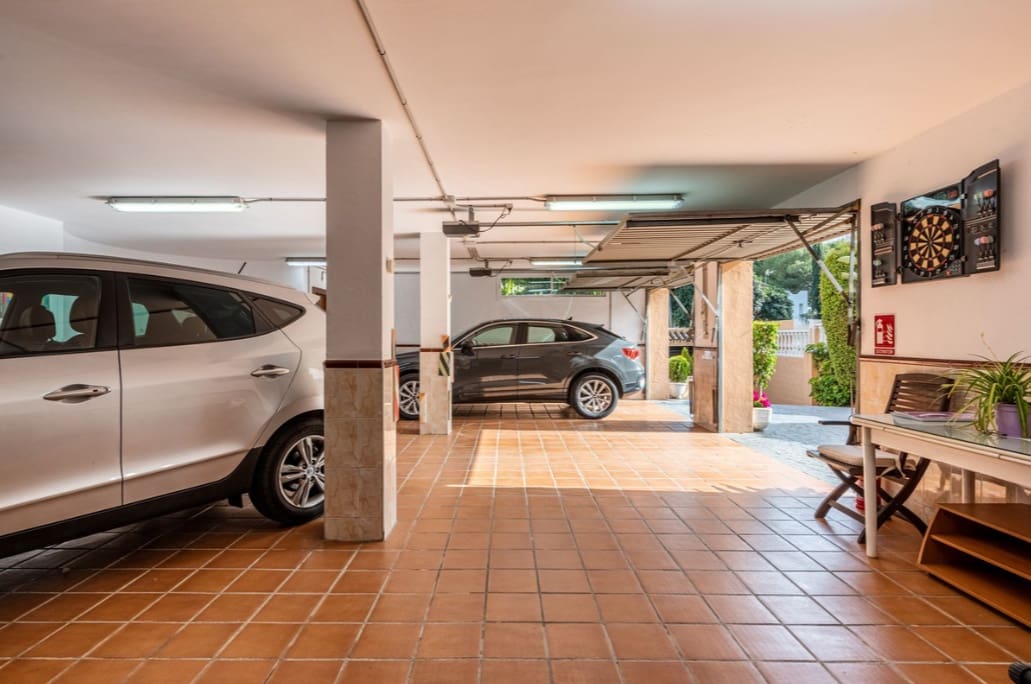 5 bedroom Villa for sale in Marbella with pool garage - € 3,850,000 (Ref: 9804162)