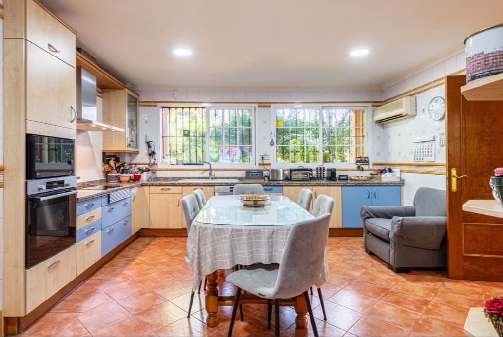 5 bedroom Villa for sale in Marbella with pool garage - € 3,850,000 (Ref: 9804162)