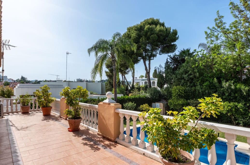 5 bedroom Villa for sale in Marbella with pool garage - € 3,850,000 (Ref: 9804162)