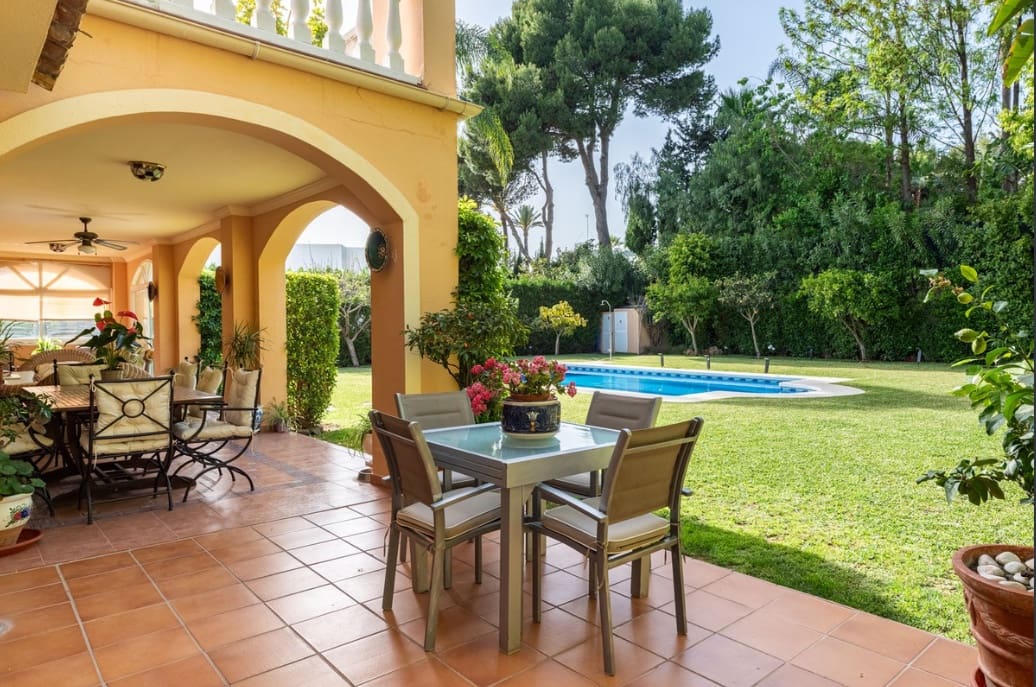 5 bedroom Villa for sale in Marbella with pool garage - € 3,850,000 (Ref: 9804162)