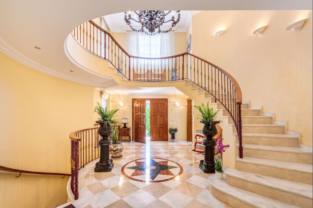 5 bedroom Villa for sale in Marbella with pool garage - € 3,850,000 (Ref: 9804162)