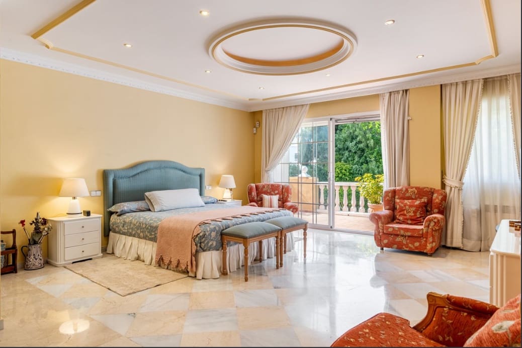 5 bedroom Villa for sale in Marbella with pool garage - € 3,850,000 (Ref: 9804162)