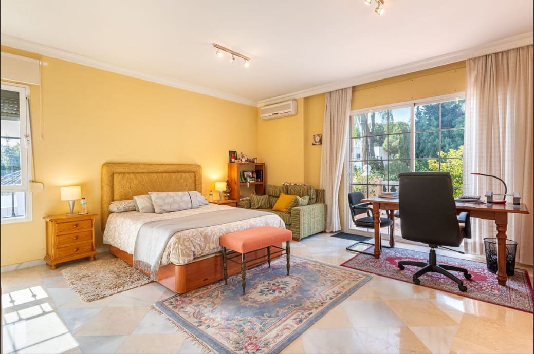 5 bedroom Villa for sale in Marbella with pool garage - € 3,850,000 (Ref: 9804162)