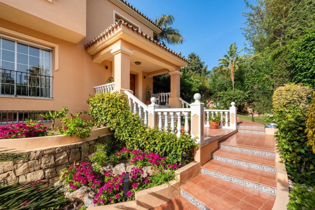 5 bedroom Villa for sale in Marbella with pool garage - € 3,850,000 (Ref: 9804162)