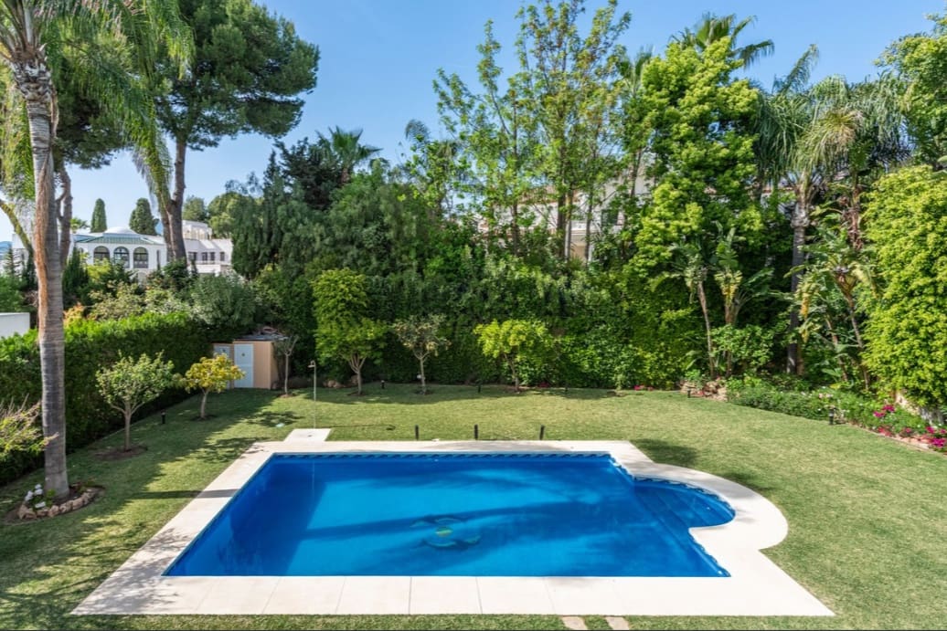 5 bedroom Villa for sale in Marbella with pool garage - € 3,850,000 (Ref: 9804162)