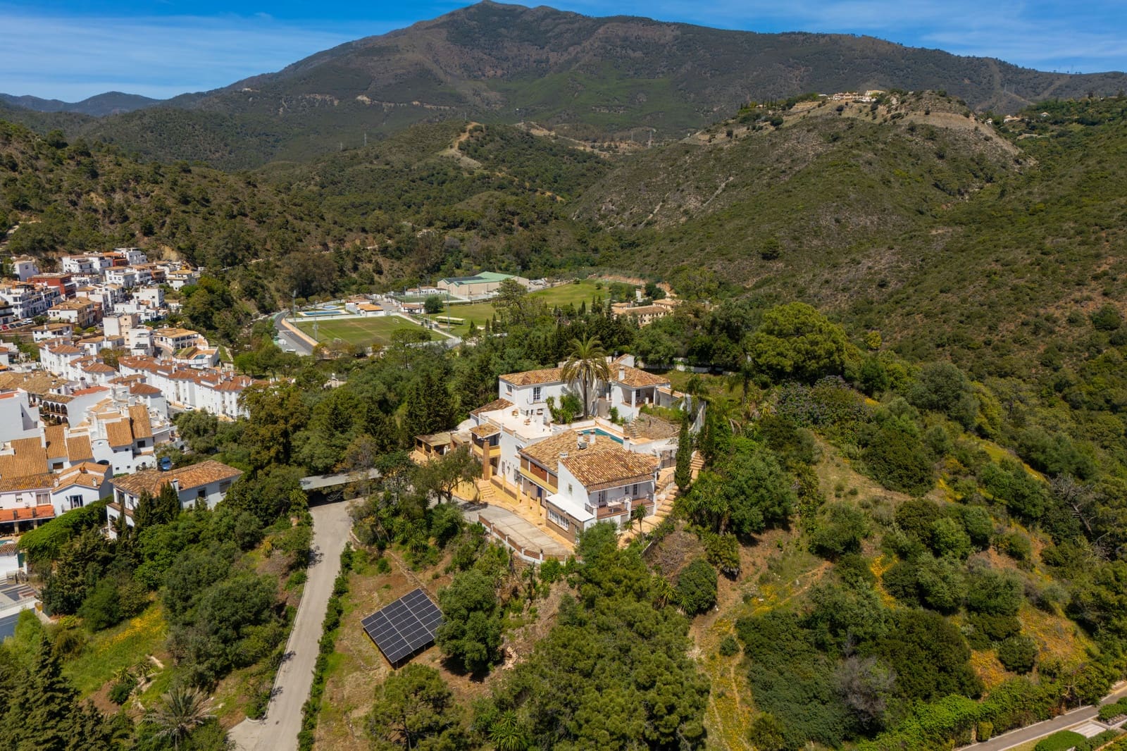 8 sovrum Villa till salu i Benahavis med pool garage - 2 495 000 € (Ref: 9804163)