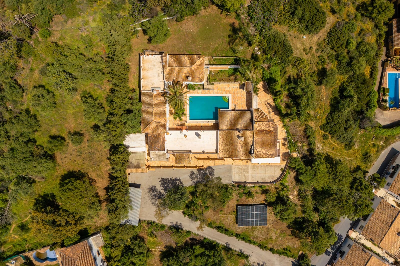 8 sovrum Villa till salu i Benahavis med pool garage - 2 495 000 € (Ref: 9804163)