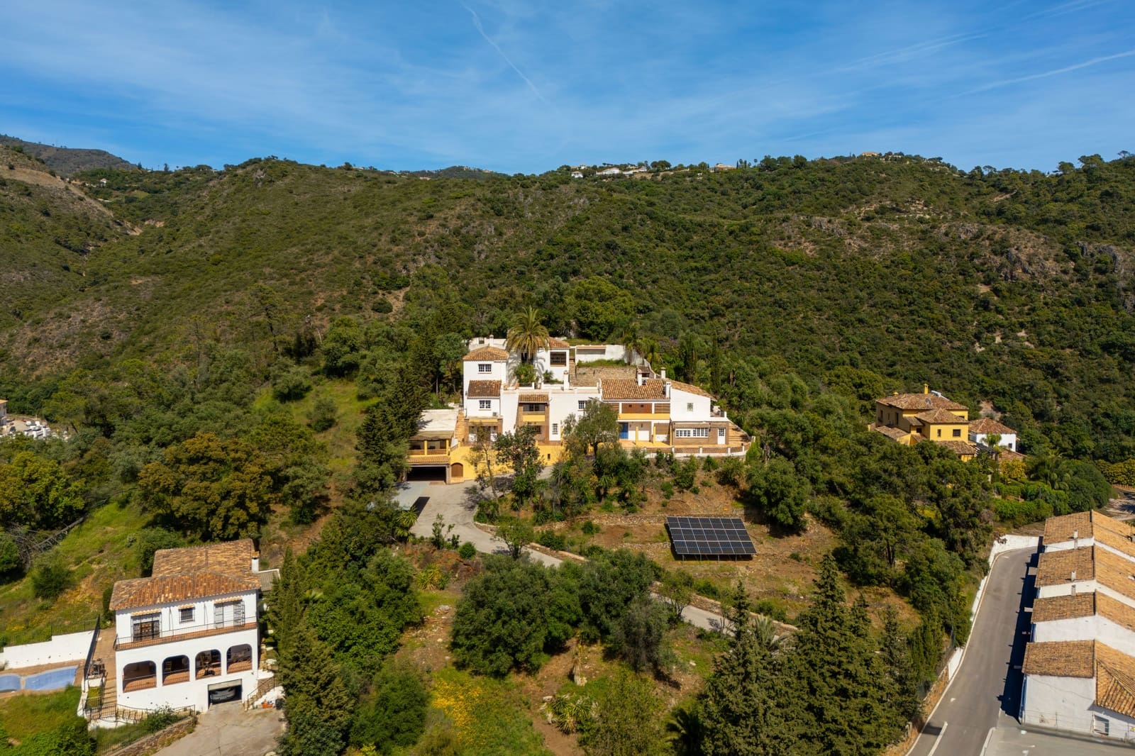 8 quarto Moradia para venda em Benahavis com piscina garagem - 1 995 000 € (Ref: 9804163)
