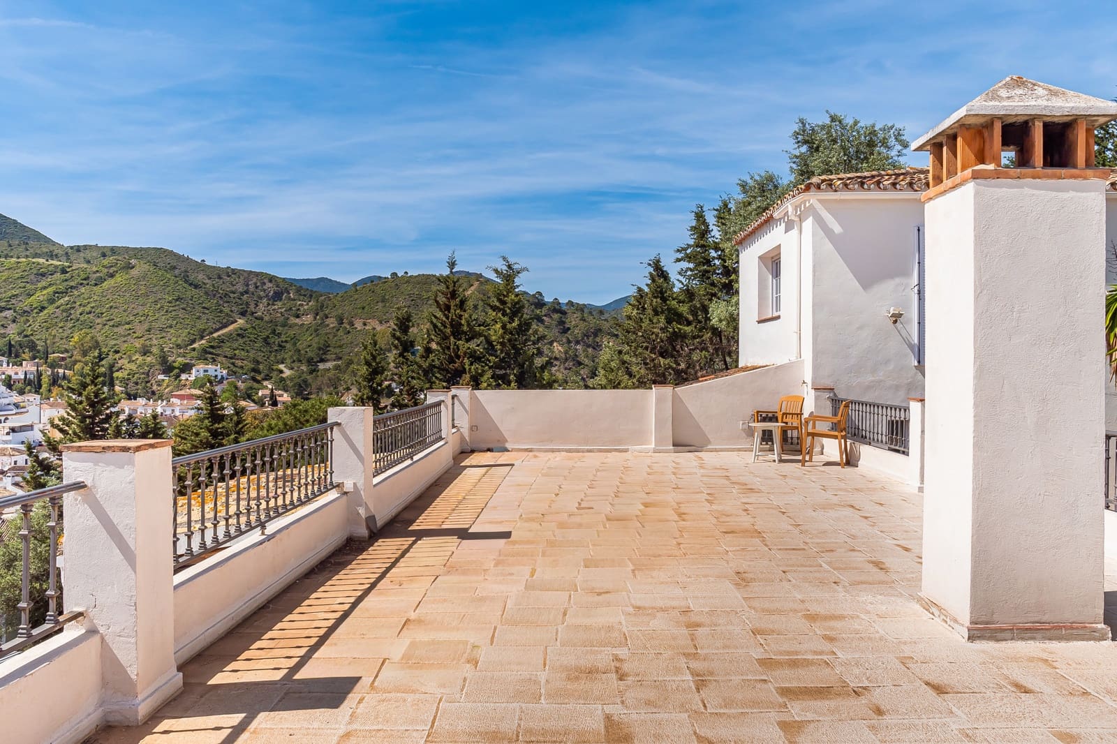 8 quarto Moradia para venda em Benahavis com piscina garagem - 1 995 000 € (Ref: 9804163)