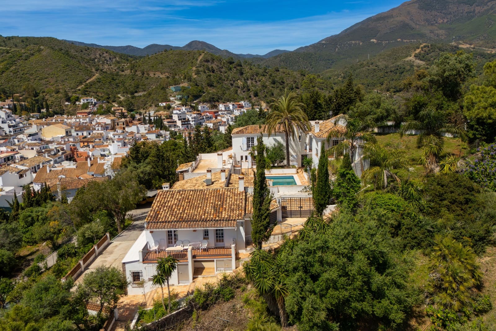 8 quarto Moradia para venda em Benahavis com piscina garagem - 1 995 000 € (Ref: 9804163)