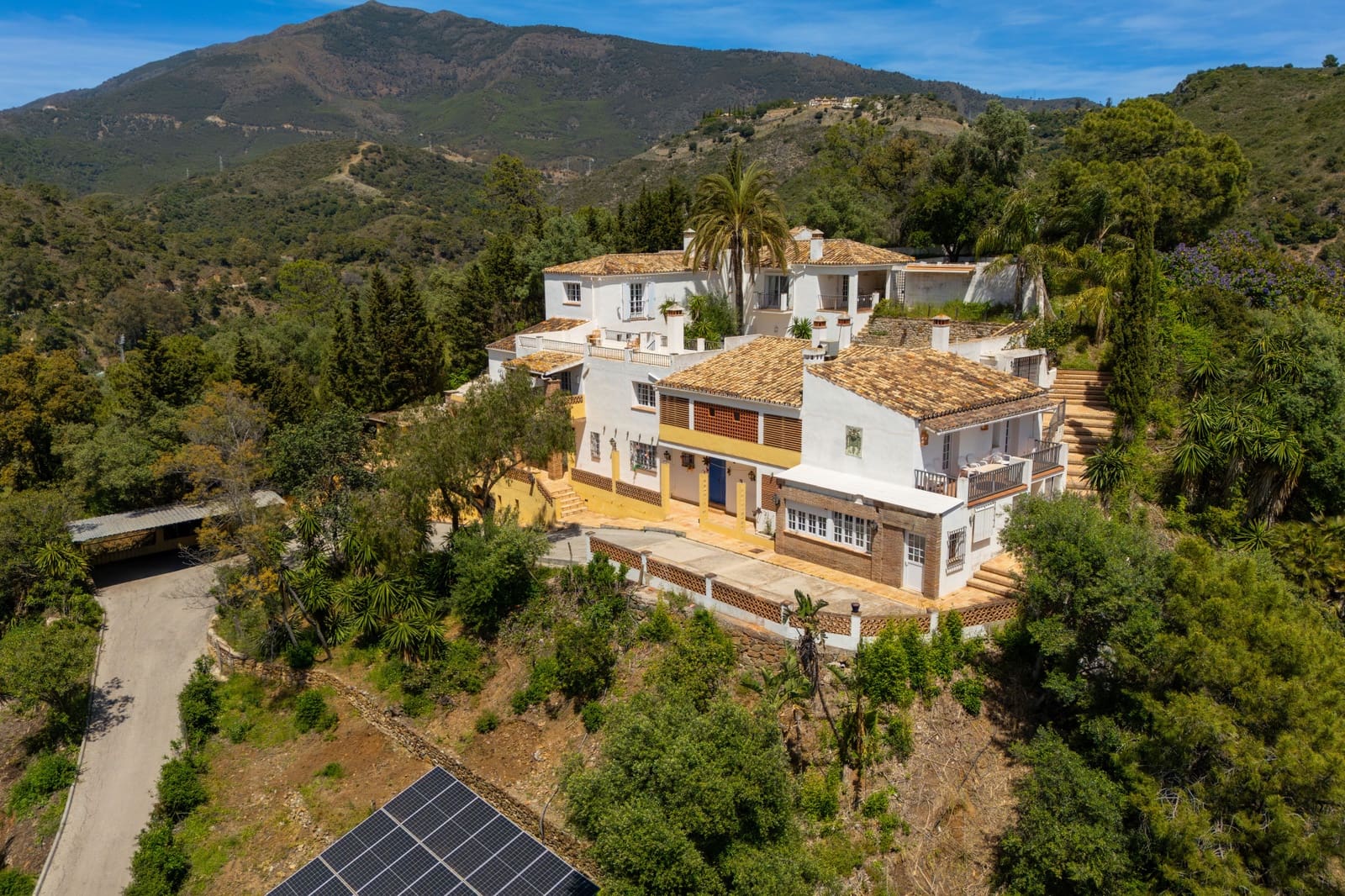 8 quarto Moradia para venda em Benahavis com piscina garagem - 1 995 000 € (Ref: 9804163)