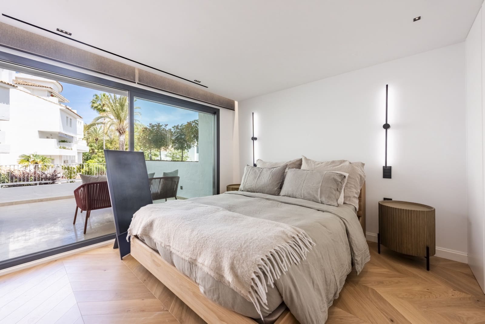 3 sypialnia Apartament na sprzedaż w Marbella z basenem garażem - 1 375 000 € (Ref: 9804164)