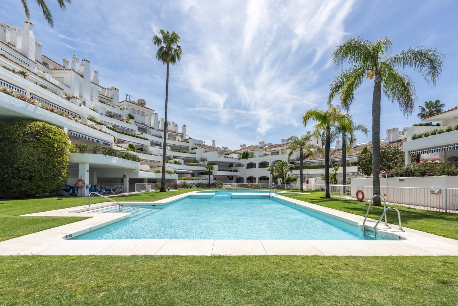 3 sypialnia Apartament na sprzedaż w Marbella z basenem garażem - 1 375 000 € (Ref: 9804164)