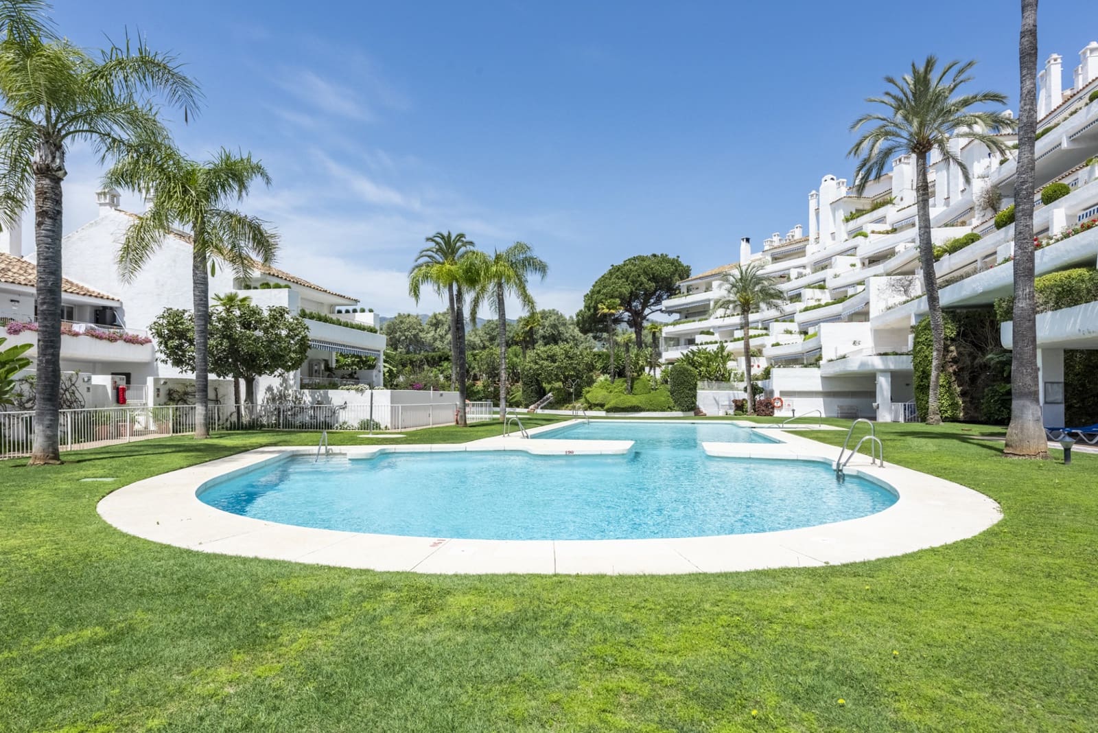 3 sypialnia Apartament na sprzedaż w Marbella z basenem garażem - 1 375 000 € (Ref: 9804164)