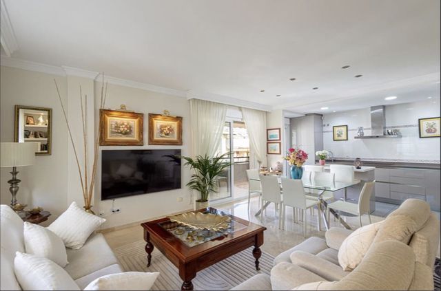3 quarto Penthouse para venda em Marbella com garagem - 1 350 000 € (Ref: 9807883)