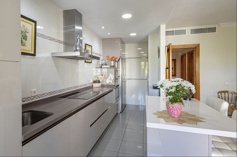 3 quarto Penthouse para venda em Marbella com garagem - 1 350 000 € (Ref: 9807883)