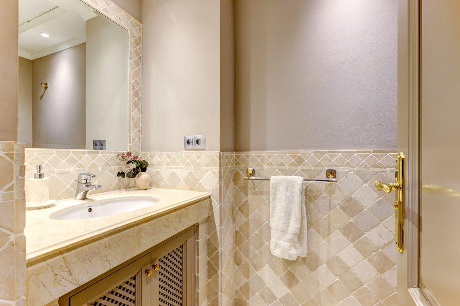 3 quarto Penthouse para venda em Marbella com piscina garagem - 1 900 000 € (Ref: 9811426)