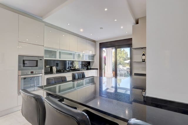 5 slaapkamer Villa te koop in Marbella met zwembad garage - € 2.175.000 (Ref: 9813771)